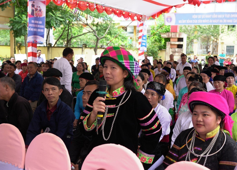 Phụ nữ dân tộc Hà Giang tham gia trả lời câu hỏi về sinh đẻ an toàn. (Ảnh: TTXVN phát)