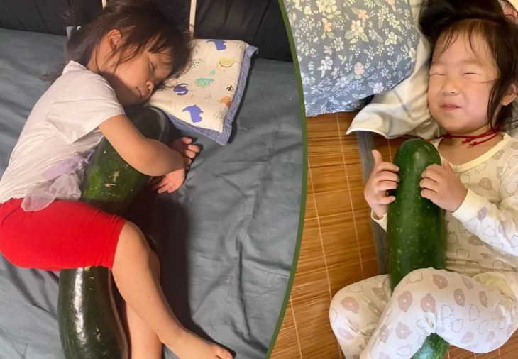 Nhiều người dân Trung Quốc đã tìm ra một cách giải nhiệt vừa rẻ, vừa độc đáo: ôm bí đao khi ngủ thay vì bật điều hòa. (Nguồn: SCMP)