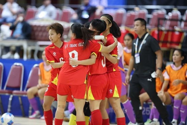 Trong trận chung kết Futsal nữ, đội tuyển Việt Nam đã trình diễn màn thi đấu áp đảo để đánh bại Indonesia với tỷ số 5-0. (Nguồn: VFF)