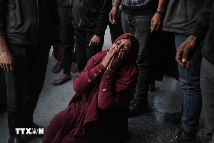 Người phụ nữ khóc thương người thân thiệt mạng sau vụ pháo kích của Israel tại thành phố Gaza ngày 14/3/2025. (Ảnh: THX/TTXVN)