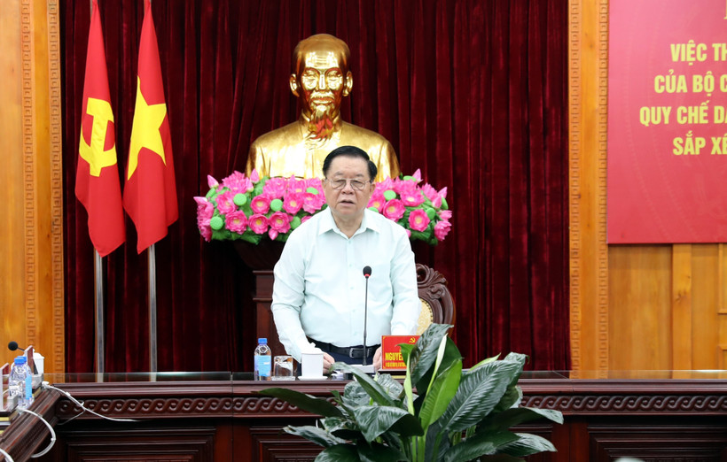 Ủy viên Bộ Chính trị, Bí thư Trung ương Đảng, Trưởng ban Tuyên giáo và Dân vận Trung ương Nguyễn Trọng Nghĩa phát biểu tại buổi làm việc. (Ảnh: Văn Đạt/TTXVN)
