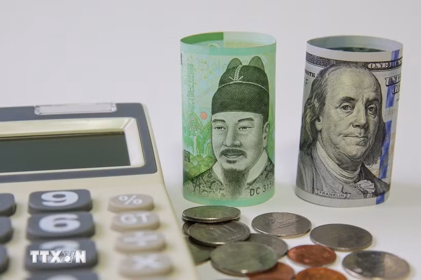 Đồng tiền giấy won của Hàn Quốc (trái) và USD tại Seoul (Hàn Quốc). (Ảnh: THX/TTXVN)