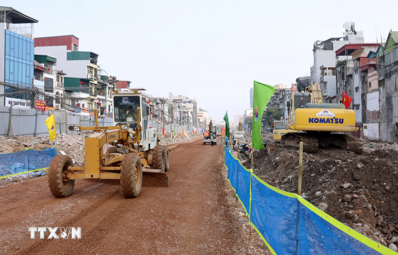 Thi công trên dự án đường Vành đai 1, đoạn Hoàng Cầu-Voi Phục. (Ảnh: Quốc Khánh/TTXVN)