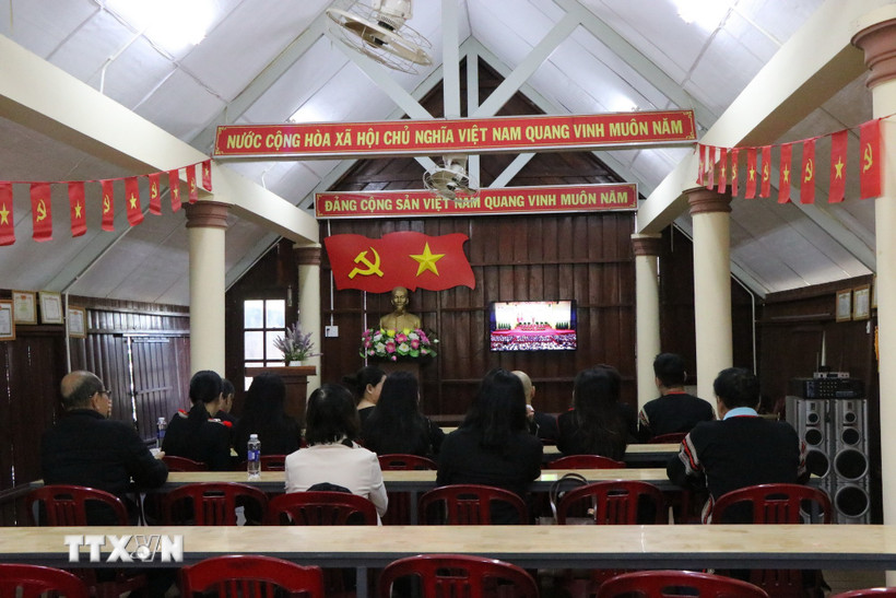 Bà con tại buôn Ako Dhông, phường Buôn Ma Thuột (tỉnh Đắk Lắk) tập trung theo dõi sự kiện chính trị trọng đại của đất nước. (Ảnh: Nguyên Dung/TTXVN)