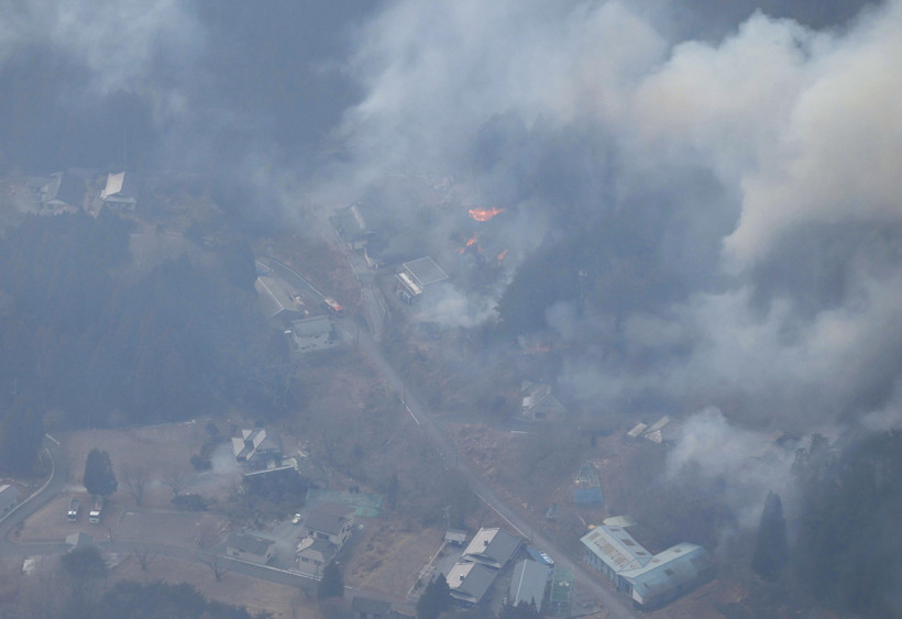 Khói bốc lên từ đám cháy rừng ở Ofunato, tỉnh Iwate, Nhật Bản, ngày 28/2/2025. (Nguồn: Kyodo/TTXVN)