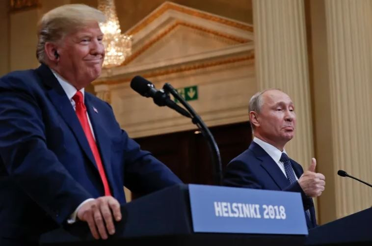 Tổng thống Nga Vladimir Putin (phải) và Tổng thống Mỹ Donald Trump tổ chức họp báo chung tại Helsinki, Phần Lan, ngày 16/7/2018. (Nguồn: AP)