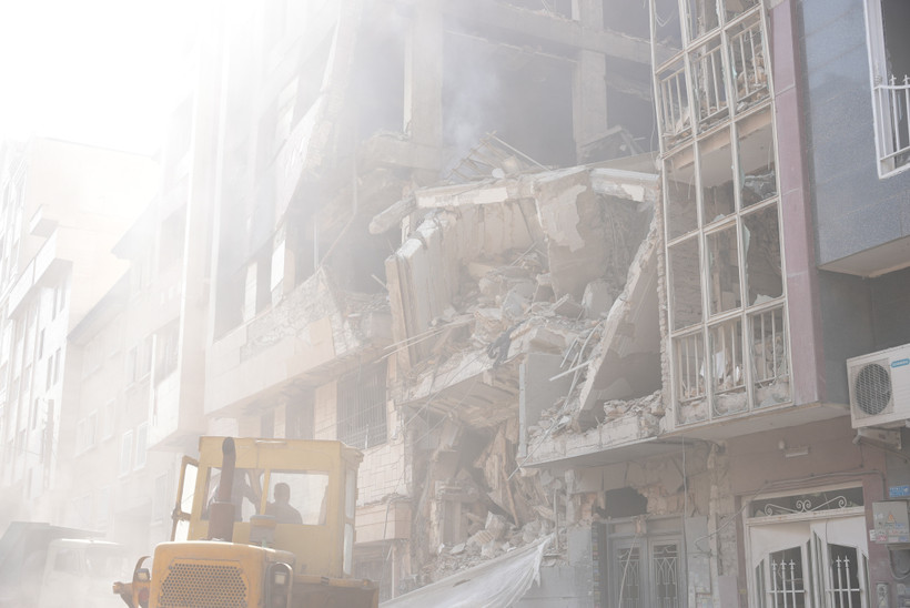 Những tòa nhà tại Tehran, Iran bị hư hại sau các đòn không kích của Israel, ngày 13/6/2025. (Ảnh: THX/TTXVN)