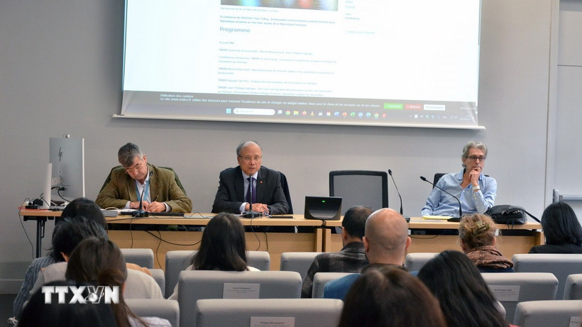 Đại sứ Việt Nam tại Pháp Đinh Toàn Thắng (giữa) phát biểu tại hội thảo. (Ảnh: Hữu Chiến/TTXVN)