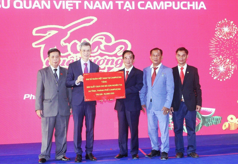 Đại sứ Việt Nam tại Campuchia Nguyễn Minh Vũ (thứ hai, từ trái sang) trao tặng tượng trưng 300 suất quà Tết tổng trị giá 15.000 USD cho Lãnh đạo Hội Khmer-Việt Nam tại Campuchia hỗ trợ bà con nghèo tại 24 tỉnh, thành ở Campuchia. (Ảnh: Hoàng Minh/TTXVN)