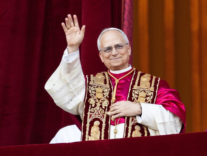 Tân Giáo hoàng Leo XIV ra mắt các tín đồ tại ban công chính của Vương cung thánh đường Thánh Peter, ngày 8/5/2025. (Ảnh: THX/TTXVN)