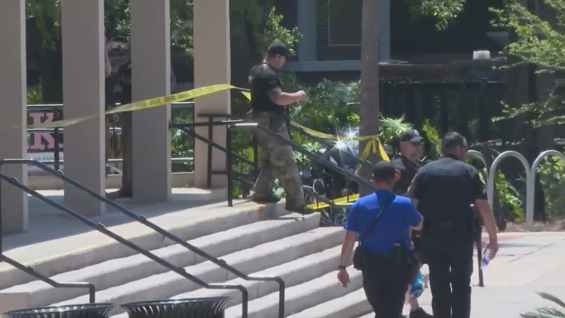 Lực lượng chức năng đã phát hiện 3 khẩu súng; một khẩu súng được tìm thấy trên người nghi phạm, một khẩu súng trong một chiếc xe gần đó và một khẩu súng ngắn trong hội trường sinh viên. (Nguồn: Wfmynews2)