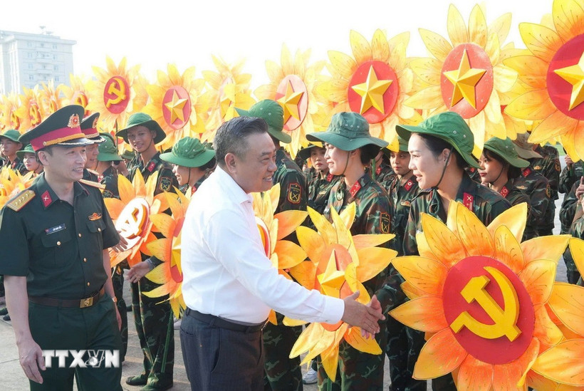 Chủ tịch Ủy ban Nhân dân thành phố Hà Nội Trần Sỹ Thanh thăm, tặng quà, động viên các lực lượng khối xe nghi trượng. (Nguồn: TTXVN phát)