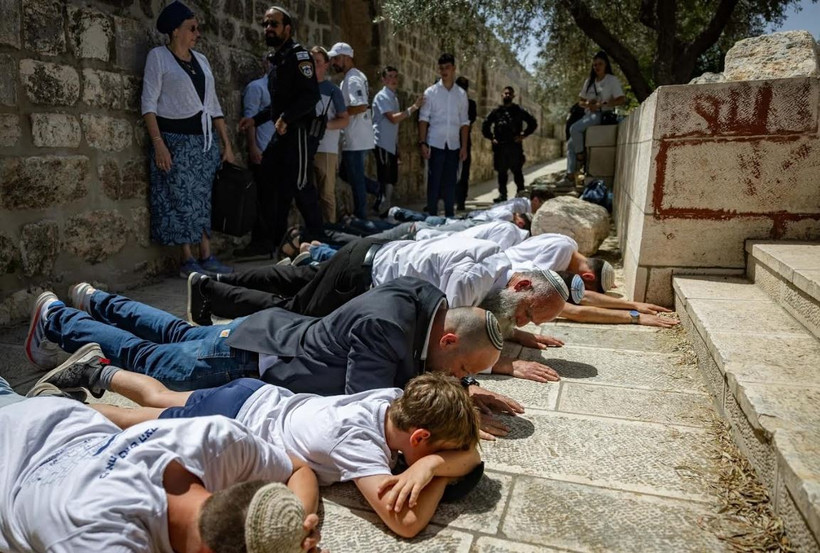 Người Do Thái quỳ lạy trên Núi Đền/Al-Aqsa tại Thành cổ Jerusalem. (Nguồn: Báo Times of Israel)