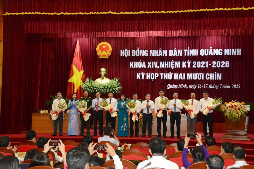 Lãnh đạo tỉnh Quảng Ninh tặng hoa chúc mừng các đồng chí được bầu đảm nhận vị trí công tác mới. (Ảnh: Thanh Vân/TTXVN)