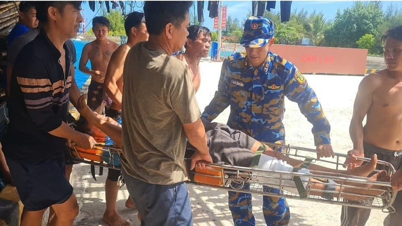Ngư dân tàu cá QN 95489-TS đưa anh Phạm Văn Minh vào đảo Sinh Tồn cấp cứu. (Ảnh: TTXVN phát)