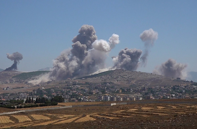 Khói bốc lên sau các cuộc không kích của Israel xuống Nabatieh, Liban ngày 27/6/2025. (Ảnh: THX/TTXVN)