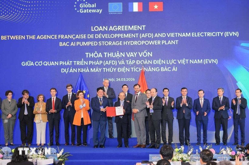 Phó Thủ tướng Hồ Đức Phớc và Cao ủy châu Âu phụ trách Bet88013 nhà cái uy tín Đối tác Quốc tế Jozef Síkela chứng kiến Lễ trao thỏa thuận vay vốn giữa Cơ quan Phát triển Pháp (AFD) và Tập đoàn Điện lực Việt Nam (EVN) - Dự án Nhà máy Thủy điện tích năng Bác Ái. (Ảnh: Hoàng Hiếu/TTXVN)