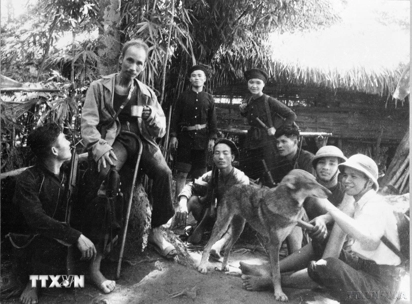 ពេលវេលាសម្រាករបស់លោកប្រធានហូជីមិញក្នុងដំណើរទៅបំពេញការងារនៅមូលដ្ឋានតស៊ូរបស់វៀតបាក់ក្នុងអំឡុងសង្គ្រាមតស៊ូប្រឆាំងនឹងអាណានិគមនិយមបារាំង។ (រូបថត៖ VNA)