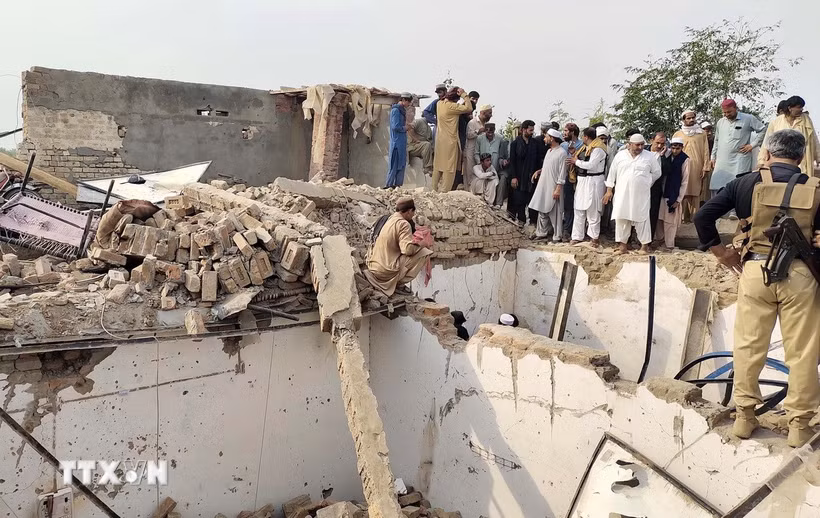Hiện trường một vụ đánh bom xe nhằm vào chốt kiểm soát tại huyện Bannu, tỉnh Khyber Pakhtunkhwa, Pakistan, ngày 10/5/2026. (Ảnh: THX/TTXVN)