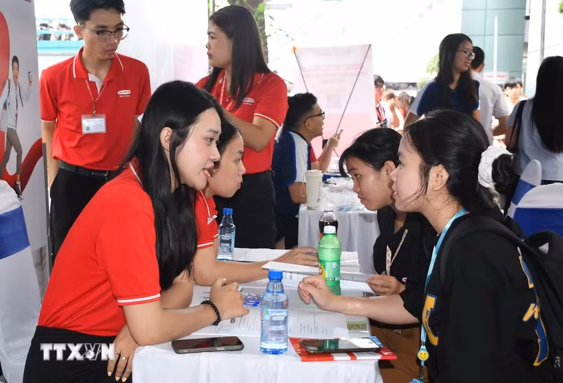 Sinh viên, người lao động tìm việc tại ngày hội tuyển dụng việc làm. (Ảnh: Thanh Vũ/TTXVN)
