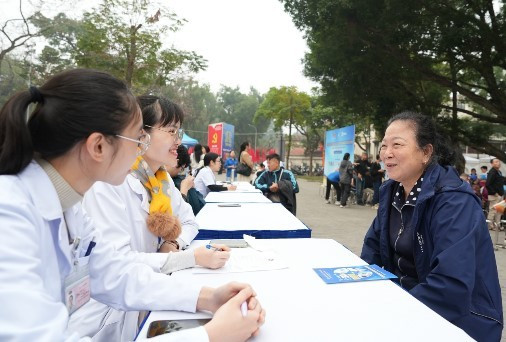 Các hoạt động thiết thực về chăm sóc sức khỏe và tư vấn dinh dưỡng, hướng đến mục tiêu giúp người cao tuổi khỏe mạnh hơn. (Nguồn: Vietnam+)