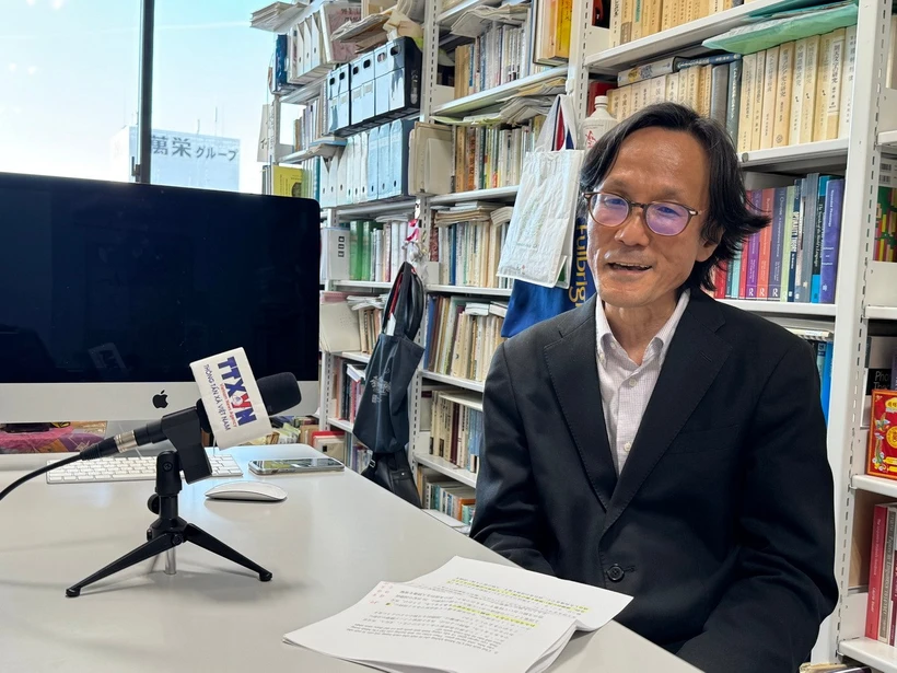 Giáo sư Shimizu Masaaki, Đại học Osaka, trả lời phỏng vấn của TTXVN về tầm vóc đặc biệt của Chủ tịch Hồ Chí Minh trong lịch sử thế giới hiện đại và phong trào giải phóng dân tộc thế kỷ XX. (Ảnh: Phạm Tuân/TTXVN)