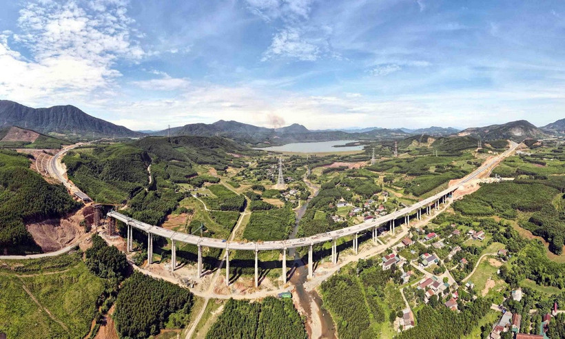 Cầu số 1 thuộc cao tốc Vũng Áng-Bùng, đoạn qua xã Kỳ Hoa, thị xã Kỳ Anh (Hà Tĩnh). (Ảnh: Công Tường/TTXVN)