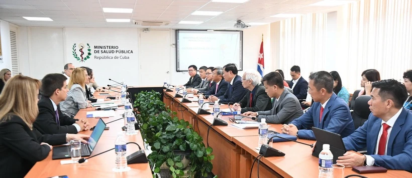 Quang cảnh buổi làm việc với Bộ Y tế Cuba. (Ảnh: Việt Hùng/TTXVN)