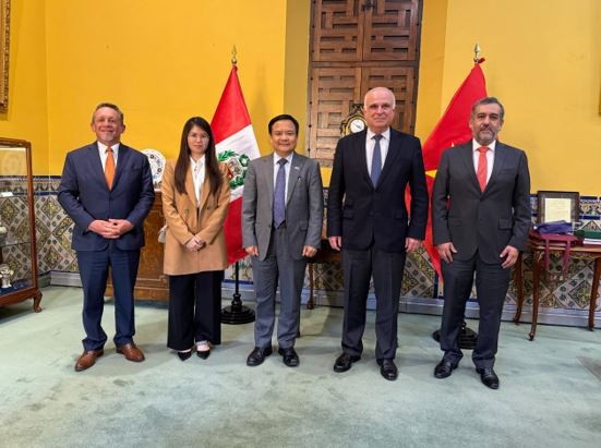 Đại sứ Bùi Văn Nghị làm việc chào xã giao Thứ trưởng Ngoại giao Peru Felix Denegri Boza. (Nguồn: Đại sứ quán cung cấp)