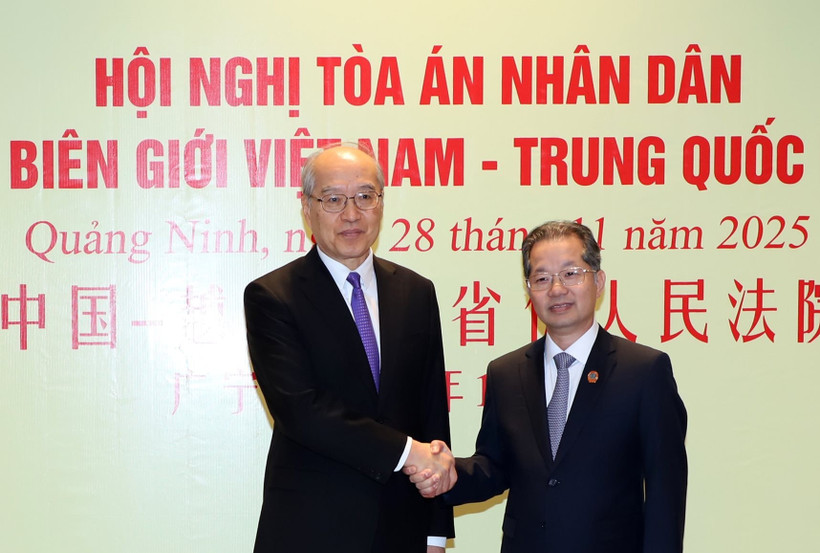 Ông Nguyễn Văn Quảng, Ủy viên Ban Chấp hành Trung ương Đảng Cộng sản Việt Nam, Chánh án Tòa án Nhân dân Tối cao Việt Nam và ông Trương Quân, Ủy viên Ban Chấp hành Trung ương Đảng Cộng sản Trung Quốc, Chánh án Tòa án Nhân dân Tối cao Trung Quốc. (Nguồn: Báo Công lý)