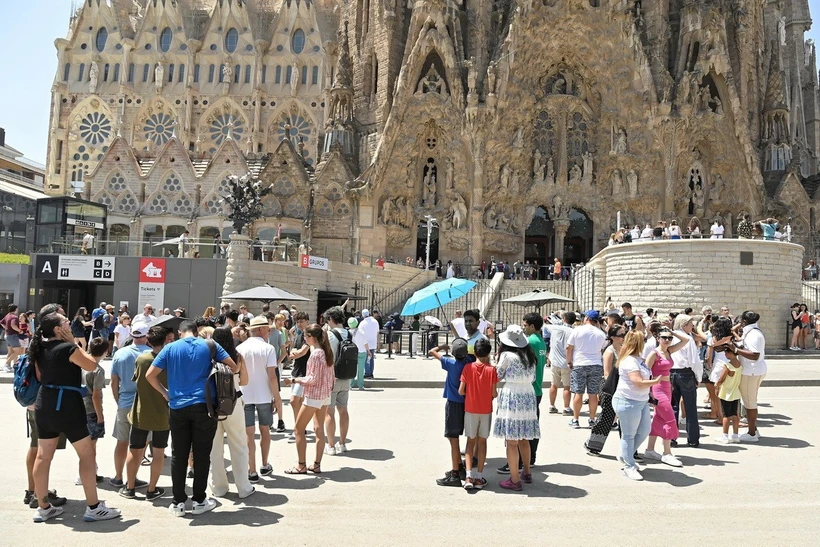 Khách du lịch tại Barcelona, Tây Ban Nha. (Ảnh: AFP/TTXVN)