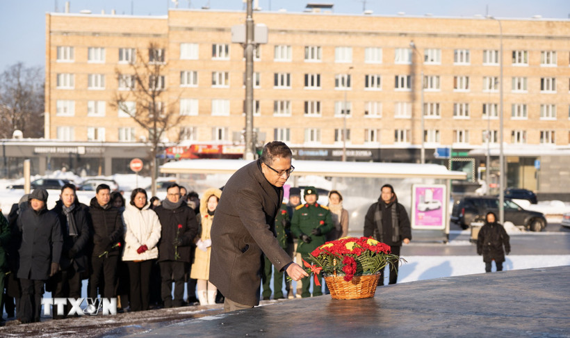 Đại sứ Việt Nam tại Nga Đặng Minh Khôi đặt hoa tưởng nhớ Chủ tịch Hồ Chí Minh vĩ đại. (Ảnh: Trần Hải/TTXVN)