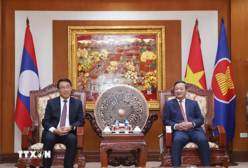 Đại sứ Việt Nam tại Lào Nguyễn Minh Tâm (phải) tiếp Ủy viên Trung ương Đảng, Trưởng Ban Đối ngoại Trung ương Lào Bounleua Phandanouvong đến chúc mừng. (Ảnh: Xuân Tú/TTXVN)