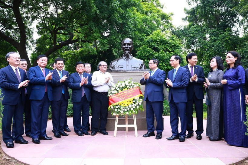 Tháng 7/2024, Thủ tướng Phạm Minh Chính và Đoàn đại biểu Việt Nam bên tượng Chủ tịch Hồ Chí Minh ở Thủ đô New Delhi. (Ảnh: Dương Giang/TTXVN)