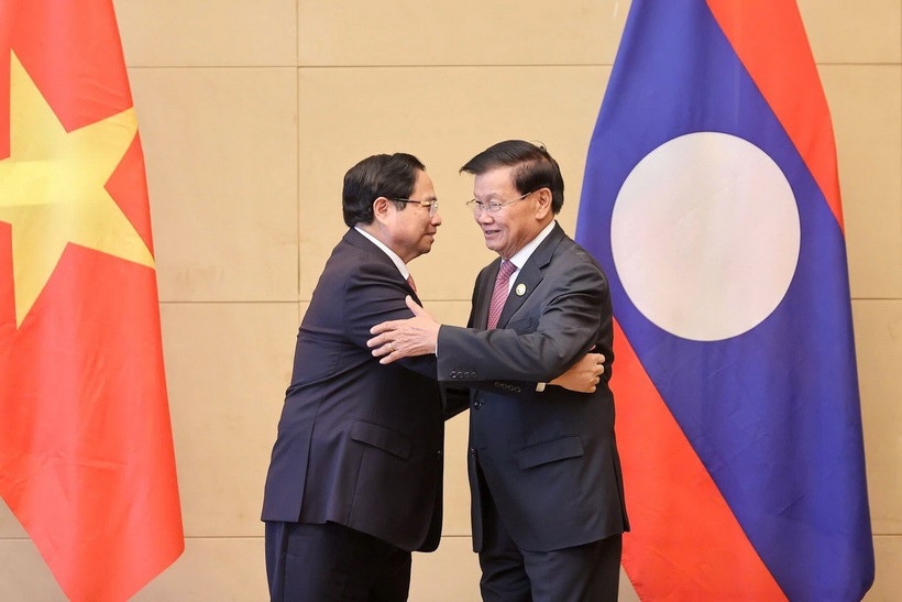 Thủ tướng Phạm Minh Chính gặp Tổng Bí thư, Chủ tịch nước Lào Thongloun Sisoulith. (Ảnh: Dương Giang/TTXVN)