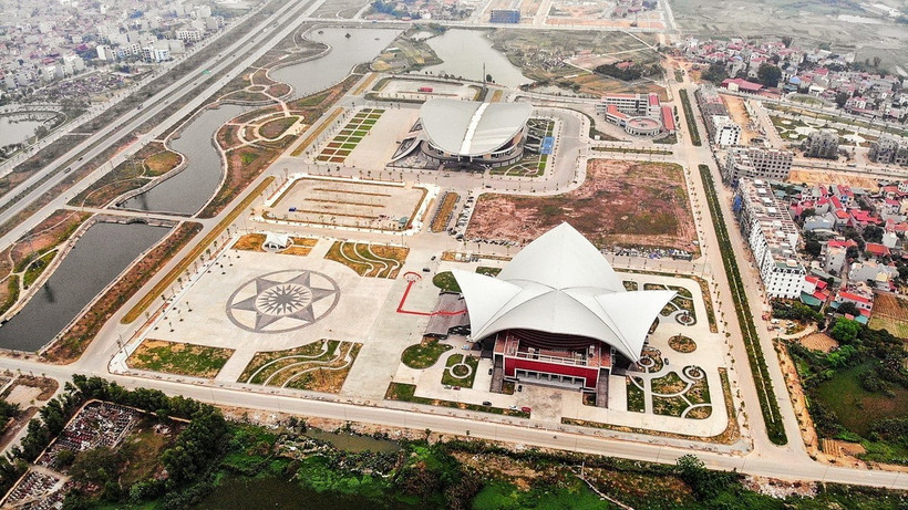 Trung tâm Văn hóa-Triển lãm tỉnh Bắc Giang được thiết kế theo hình tượng chim phượng hoàng cất cánh bay lên, có ý nghĩa Bắc Giang đang trên đà phát triển mạnh mẽ. (Ảnh: Danh Lam/TTXVN)