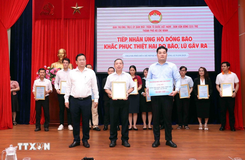 Đại diện Ủy ban Mặt trận Tổ quốc Việt Nam Thành phố Hồ Chí Minh và Ban Vận động Cứu trợ Thành phố Hồ Chí Minh tiếp nhận sự ủng hộ, trao thư cảm ơn các doanh nghiệp ủng hộ đồng bào khắc phục hậu quả thiên tai. (Ảnh: Xuân Khu/TTXVN)