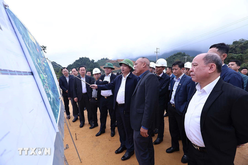 Đoàn công Tỉnh ủy Phú Thọ kiểm tra tiến độ dự án Cao tốc Hòa Bình-Mộc Châu. (Ảnh: Thanh Hải/TTXVN)