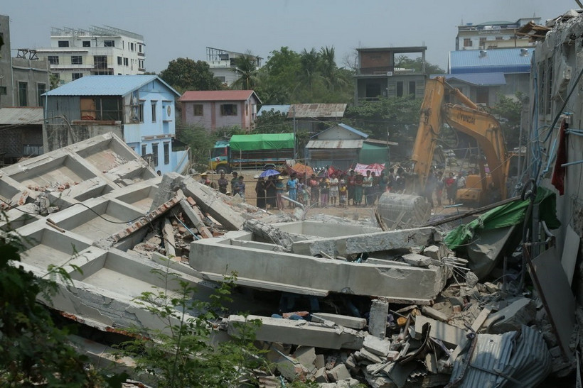Hoạt động cứu hộ được tiến hành sau động đất tại Mandalay, Myanmar. (Nguồn: THX/TTXVN)