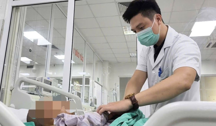 Bác sỹ thăm khám cho bệnh nhân. (Nguồn: Bệnh viện Bệnh Nhiệt đới Trung ương)