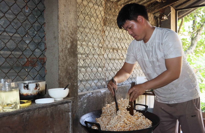 Ngào cốm là công đoạn quan trọng để có mẻ cốm ngon. (Ảnh: Đậu Tất Thành/TTXVN)