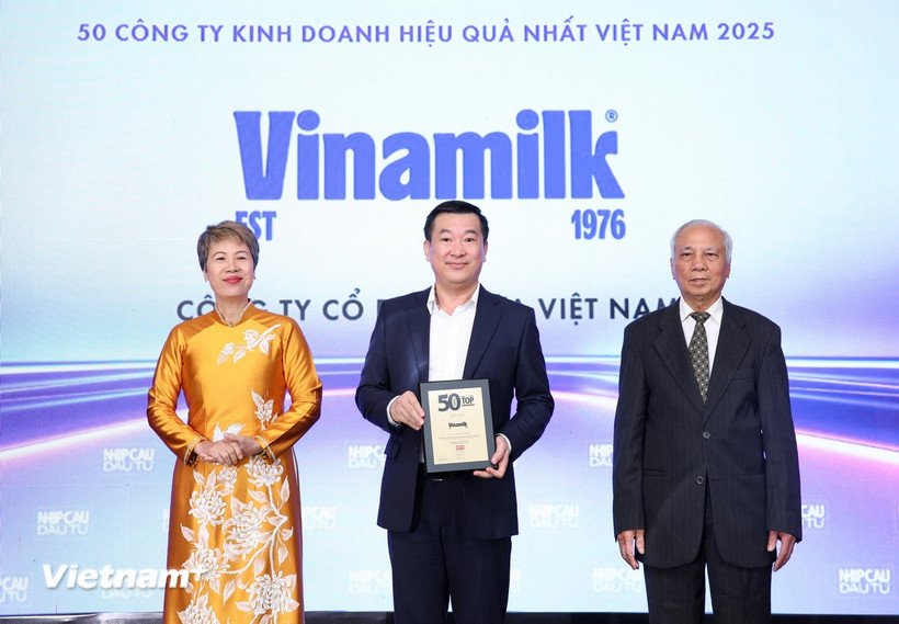 Đại diện Vinamilk, ông Đỗ Thanh Tuấn, Giám đốc Đối ngoại, nhận vinh danh Top 50 Công ty kinh doanh hiệu quả nhất Việt Nam 2025. (Ảnh: Nguyễn Hoàng/Vietnam+)