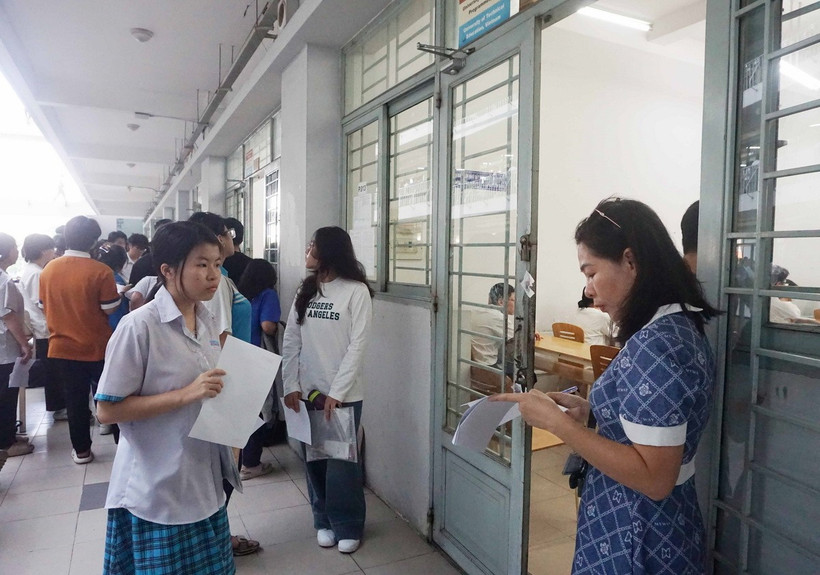 Thí sinh dự thi tại điểm thi Trường Đại học Sư phạm Kỹ thuật Thành phố Hồ Chí Minh. (Ảnh: Thu Hoài/TTXVN)