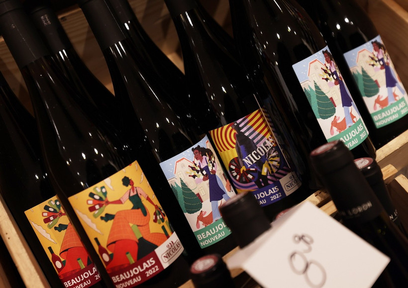 Rượu vang được bày bán tại cửa hàng ở Paris, Pháp. (Ảnh: THX/TTXVN)