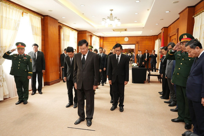 Đại sứ đặc mệnh toàn quyền Việt Nam tại Lào Nguyễn Minh Tâm dâng hoa tưởng niệm nguyên Chủ tịch nước Trần Đức Lương. (Ảnh: Đỗ Bá Thành/TTXVN)