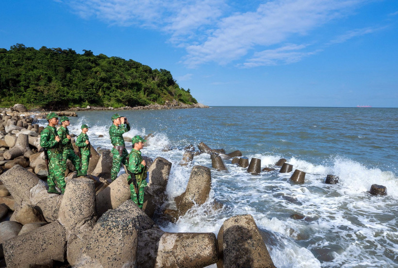 Bộ đội biên phòng Hòn Khoai (Cà Mau) giữ vững bình yên vùng biển cực Nam Tổ quốc. (Nguồn: TTXVN phát)