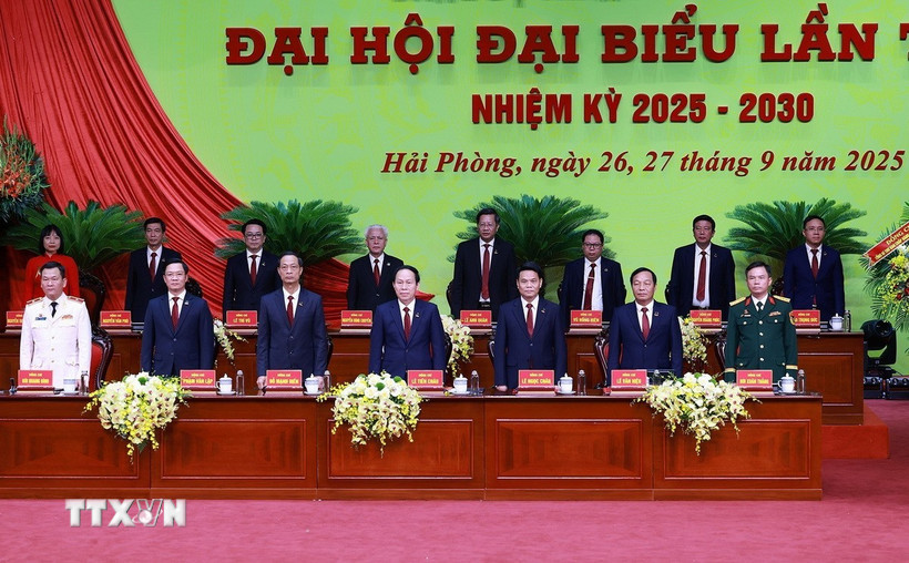Đoàn Chủ tịch điều hành Đại hội đại biểu Đảng bộ thành phố Hải Phòng lần thứ nhất, nhiệm kỳ 2025-2030. (Ảnh: Dương Giang/TTXVN)