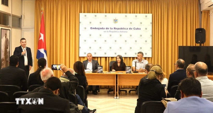 Các đại biểu tại lễ ra mắt sách. (Ảnh: Hải Đăng/TTXVN)