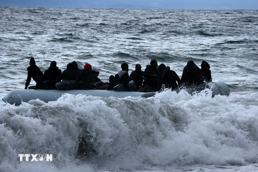 Người di cư trên trên thuyền ở ngoài khơi đảo Lesbos, Hy Lạp. (Nguồn: THX/TTXVN)