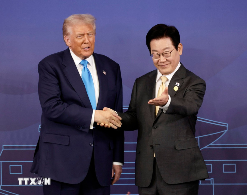 Tổng thống Hàn Quốc Lee Jae Myung (phải) và Tổng thống Mỹ Donald Trump trong cuộc hội đàm tại Gyeongju, tỉnh Bắc Gyeongsang ngày 29/10. (Nguồn: Yonhap/TTXVN)